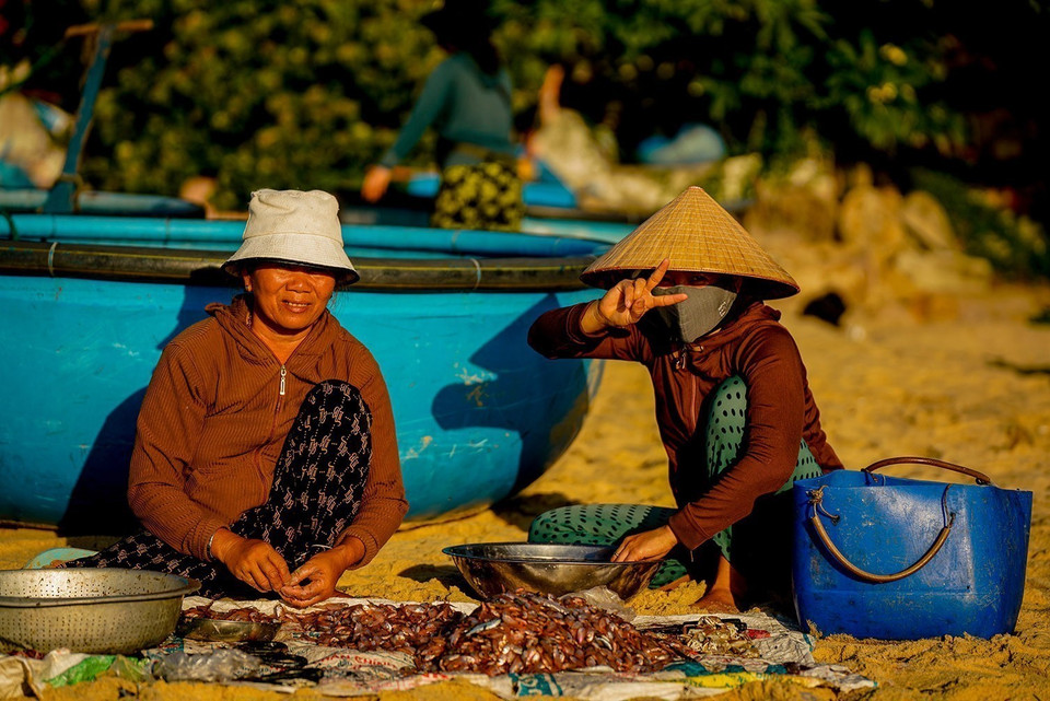 Las personas del pueblo pesquero son amigables y dispuestas a compartir historias y experiencias sobre la vida en el mar. (Fuente: VNA)