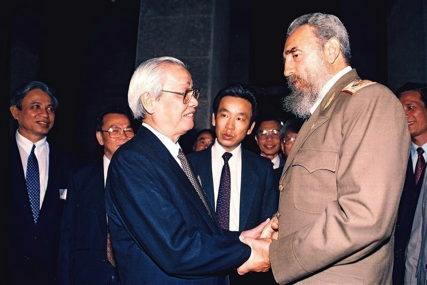 El presidente cubano, Fidel Castro, entregó la Orden José Martí al primer ministro vietnamita Vo Van Kiet durante su visita oficial de amistad a la isla caribeña el 7 de julio de 1993. (Foto: VNA)