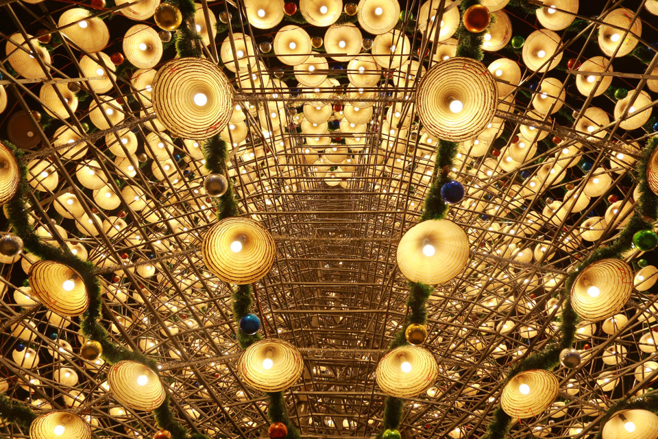 El árbol está decorado con sombreros cónicos, bombillos, oropel y adornos, creando una belleza mística. (Fuente: VNA)