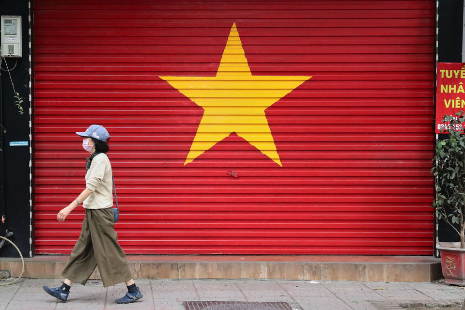 La bandera nacional aparece en muchas tiendas de Hanoi, mostrando el orgullo nacional. (Fuente: VNA)