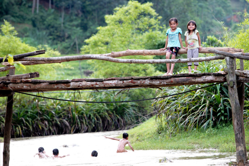 Escena pacífica junto al fresco arroyo en Mai Chau, provincia norteña de Hoa Binh. (Fuente: VNA)