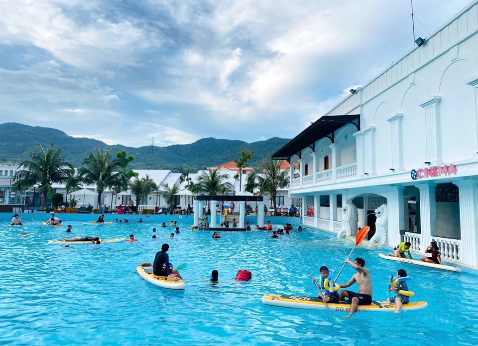 Los turistas se divierten en el resort Vinh Hy, en la comuna de Vinh Hai, distrito de Ninh Hai. (Fuente: VNA)