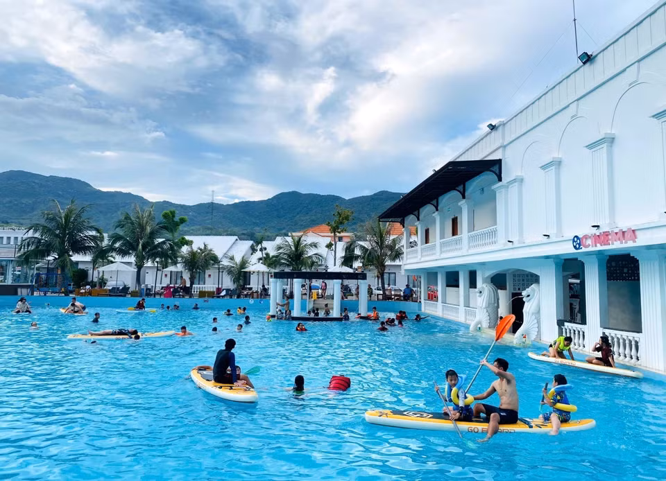 Los turistas se divierten en el resort Vinh Hy, en la comuna de Vinh Hai, distrito de Ninh Hai. (Fuente: VNA)