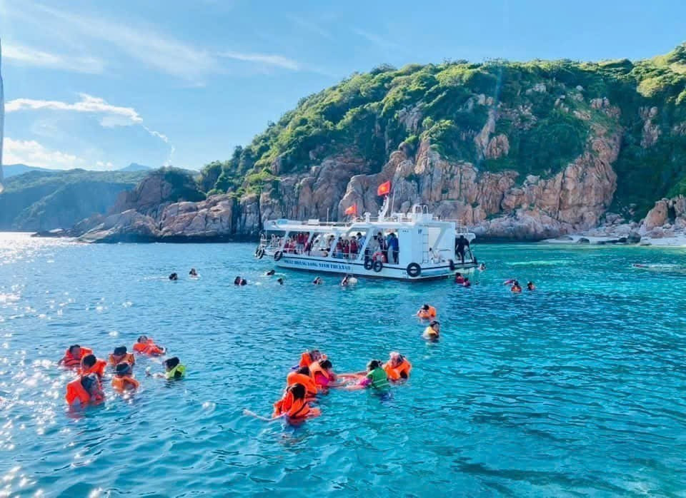 Los turistas se divierten y nadan en la bahía de Vinh Hy, en la comuna de Vinh Hai, distrito de Ninh Hai. (Fuente: VNA)