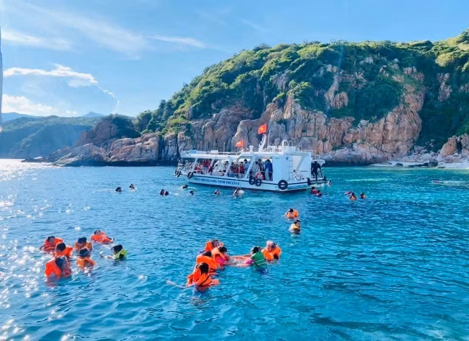 Los turistas se divierten y nadan en la bahía de Vinh Hy, en la comuna de Vinh Hai, distrito de Ninh Hai. (Fuente: VNA)