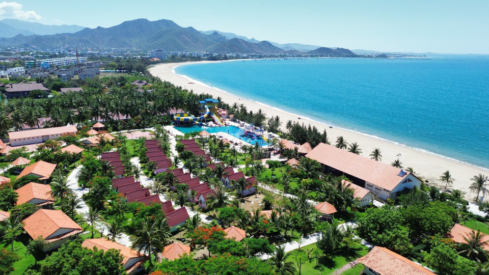 Los complejos turísticos de playa y hoteles en la ciudad de Phan Rang – Thap Cham (Ninh Thuan) satisfacen las necesidades de entretenimiento y relajación de los turistas. (Fuente: VNA)