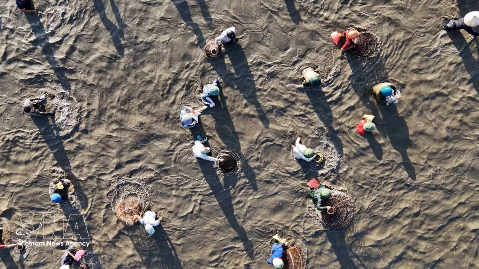 Los pobladores preparan sus herramientas para la jornada de pesca. (Fuente: VNA)