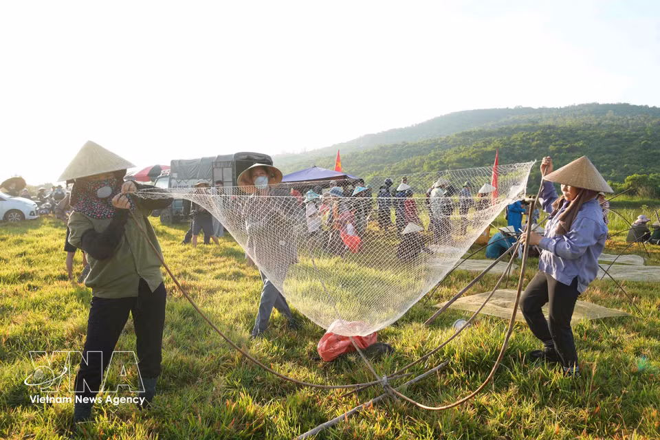 El festival atrae a numerosos habitantes y visitantes interesados en participar y conocer la cultura local. (Fuente: VNA)