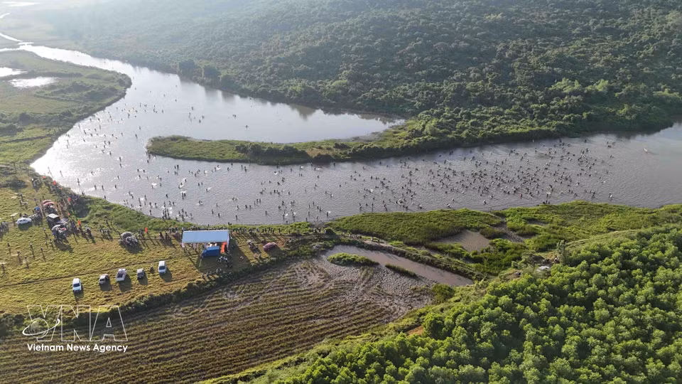 Miles de personas participan en el Festival de Pesca Vuc-Rao 2026. (Fuente: VNA)