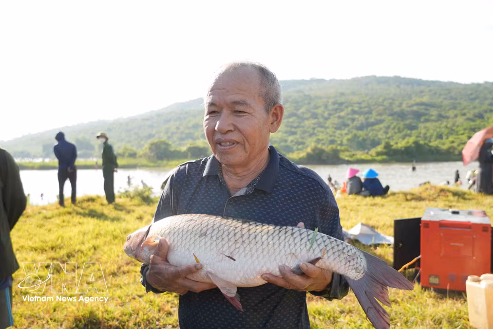 Los participantes muestran los frutos de la jornada de pesca durante el festival. (Fuente: VNA)