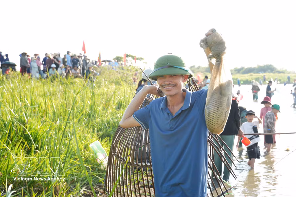 Los lugareños exhiben con orgullo las capturas obtenidas con aparejos tradicionales durante el Festival de Pesca Vuc-Rao. (Fuente: VNA)