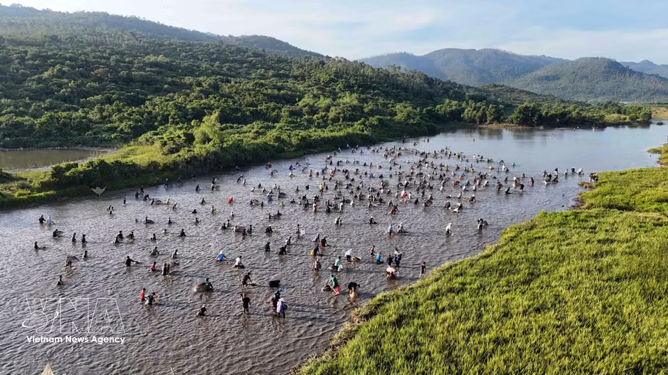 El espacio festivo conserva las tradiciones culturales de las aldeas asentadas en torno al lago Vuc, en la comuna de Nghi Xuan. (Fuente: VNA)