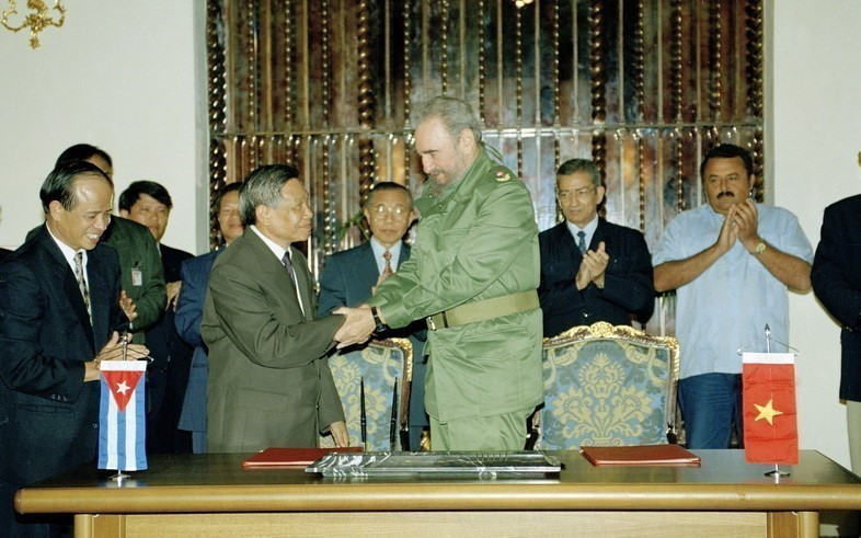 El secretario general del Partido Comunista de Vietnam, Le Kha Phieu, y el primer secretario del Partido Comunista de Cuba, Fidel Castro, en la ceremonia de firma de la Declaración Conjunta Vietnam-Cuba, en La Habana, durante la visita oficial de amistad del primero a la isla caribeña del 7 al 14 de julio de 1999. (Foto: VNA)