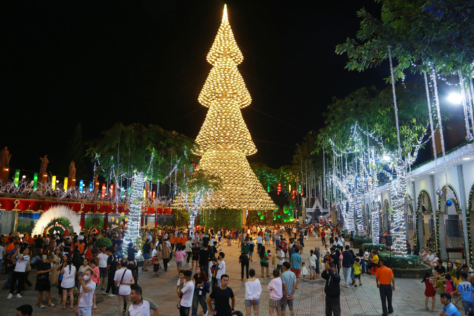 Miles de personas acuden para presenciar el momento en que se ilumina el árbol de Navidad en la Iglesia Ha Phat en la provincia de Dong Nai. (Fuente: VNA)