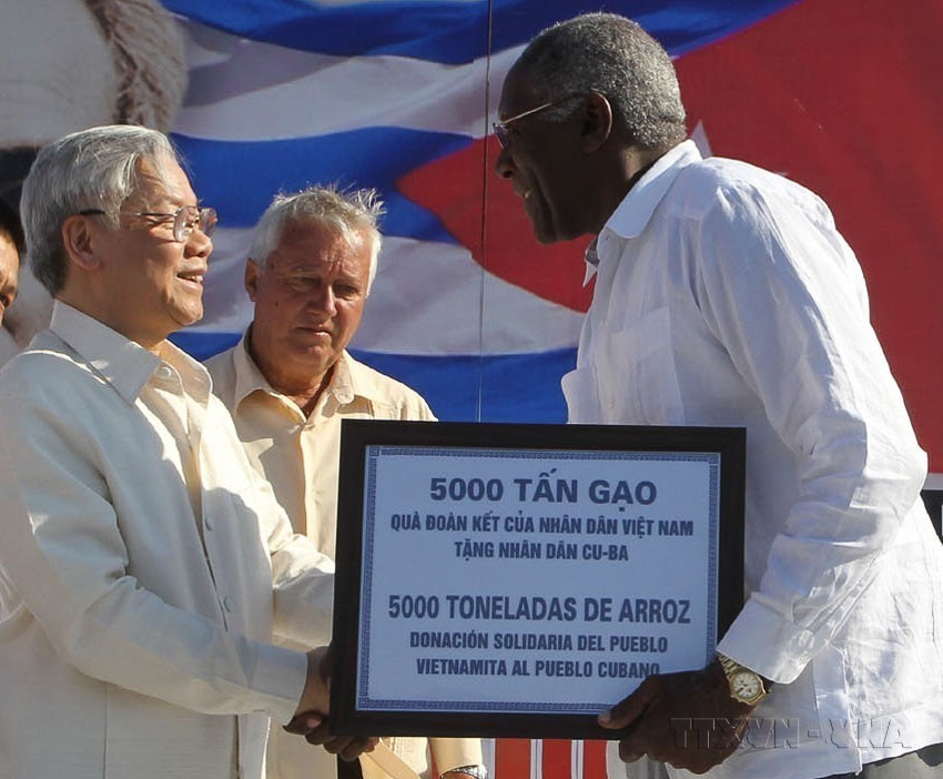 El secretario general del Partico Comunista de Vietnam, Nguyen Phu Trong, entregó simbólicamente al secretario general de la Central de Trabajadores de Cuba, Salvador Valdés Mesa, una donación de cinco mil toneladas de arroz del pueblo vietnamita a su par cubano (La Habana, 11 de abril de 2012). (Foto: VNA)