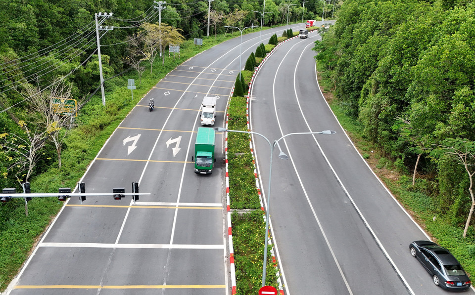 La carretera Rung Sac que atraviesa el bosque de manglares de Can Gio tiene una longitud de 36,5 km y un ancho de 30 metros y se considera un punto destacado de la ruta de tráfico del distrito de Can Gio. (Fuente: VNA)