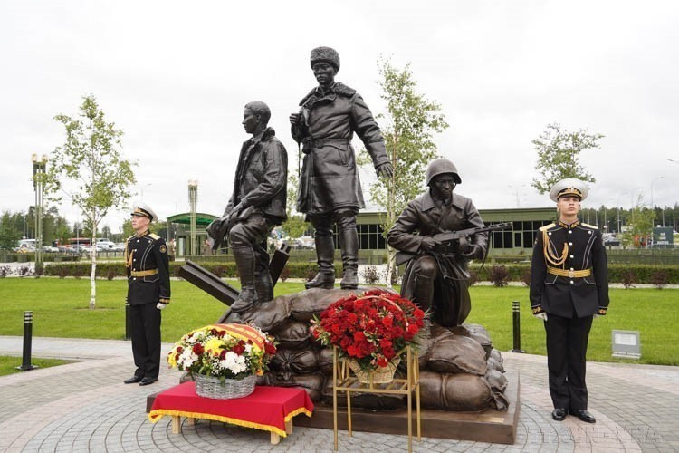 Ceremonia de inauguración del Monumento a los Voluntarios Internacionales Vietnamitas que lucharon para proteger Moscú durante la Gran Guerra Patria (1941-1945), en el Parque “Patriota” en las afueras de la capital rusa. El grupo de tres estatuas creado por el escultor Alexey Chebanenko se llama "Aliados - Soldados vietnamitas" (13 de agosto de 2024). (Fuente: VNA)