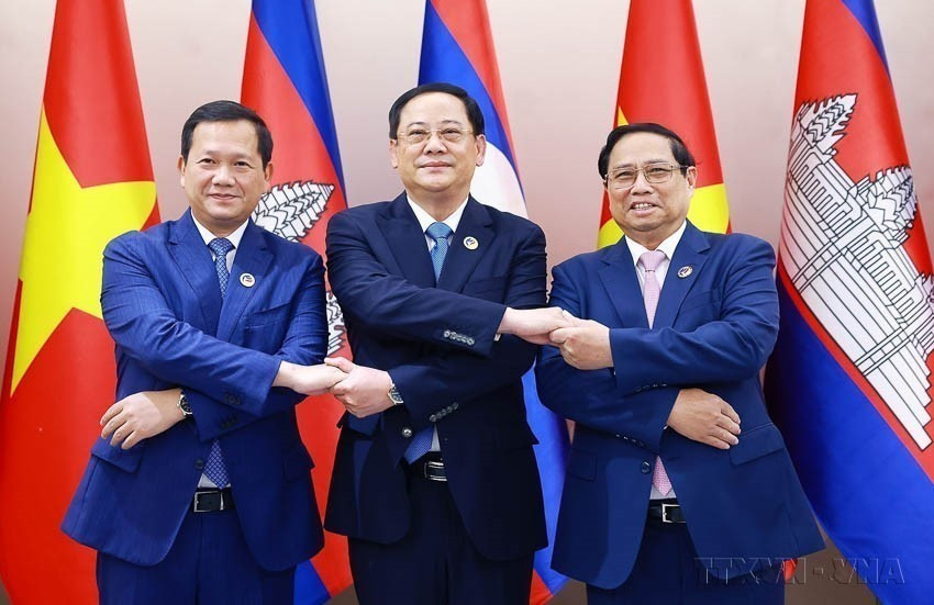 Desde 2011 hasta la fecha, la diplomacia ha trabajado por llevar las relaciones exteriores de Vietnam hacia la integración internacional plena, demostrando su papel como miembro responsable de la comunidad internacional. En la foto: El primer ministro vietnamita, Pham Minh Chinh, y sus homólogos de Laos y Camboya, Sonexay Siphandone y Hun Manet, respectivamente, trabajaron juntos durante su participación e las 44.ª y 45.ª Cumbres de la ASEAN y citas anexas en Vientiane (Laos), en la mañana del 9 de octubre de 2024. (Fuente: VNA)