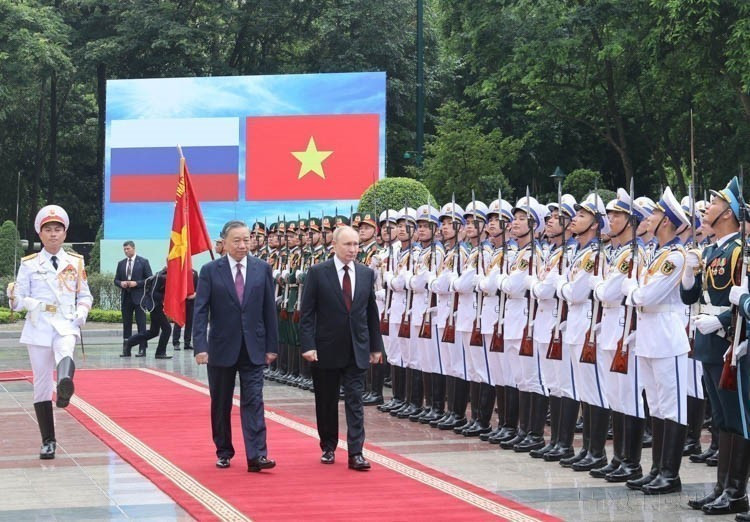 El presidente To Lam (actualmente secretario general del Partido Comunista de Vietnam) presidió la ceremonia oficial de bienvenida a su homólogo ruso, Vladimir Putin, en una visita de Estado a Vietnam (Hanoi, 20 de junio de 2024). (Fuente: VNA)