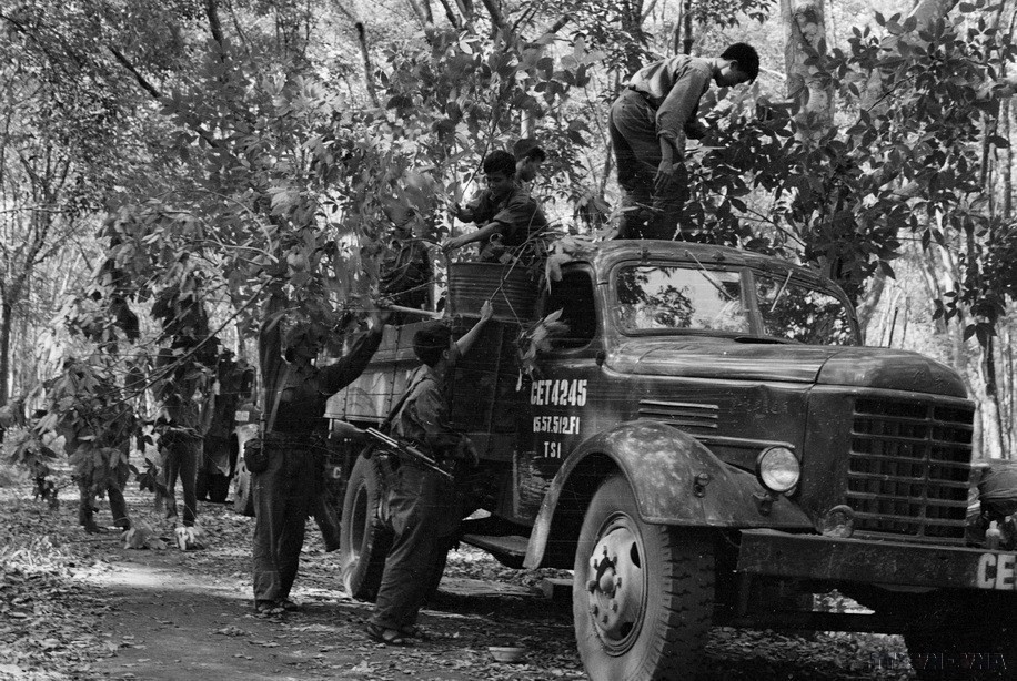 Durante la guerra de resistencia contra Estados Unidos, más de 280 mil jóvenes se ofrecieron como voluntarios para combatir con la determinación de "Dividir la cordillera de Truong Son para salvar el país", "dondequiera que haya un campo de batalla, ahí estarán presentes los jóvenes", "dondequiera que haya enemigos, los jóvenes están listos para defender la patria". (Fuente: VNA)