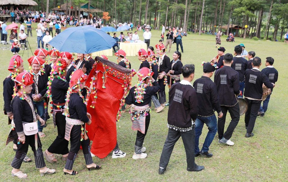 La procesión nupcial en las bodas del pueblo Dao Rojo en la aldea Nam Sang, comuna de Muong Than, provincia de Lai Chau. (Fuente: VNA)