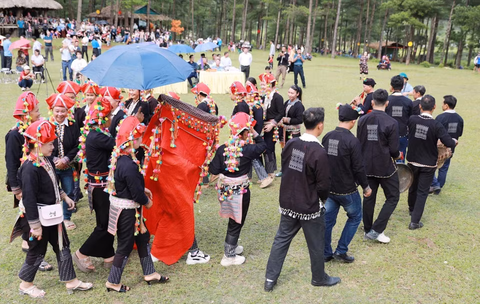 La procesión nupcial en las bodas del pueblo Dao Rojo en la aldea Nam Sang, comuna de Muong Than, provincia de Lai Chau. (Fuente: VNA)