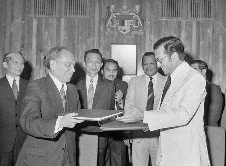 Tras la reunificación del país, el sector diplomático desempeñó un papel importante en la construcción de la paz, integrándolo gradualmente a la región y al mundo, con la firma y la participación en cientos de acuerdos internacionales. En la foto: El ministro de Relaciones Exteriores de Vietnam, Nguyen Duy Trinh, y el ministro de Comercio e Industria de Malasia, Mahathir Mohamad, en nombre de los dos Gobiernos, firmaron el Acuerdo de Cooperación Comercial, Económica y Técnica (Kuala Lumpur, 3 de enero de 1978). (Fuente: VNA)