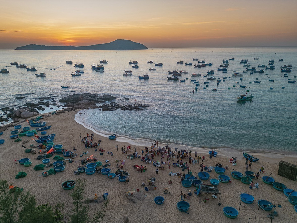 Vista de la playa, donde pescadores y compradores se reúnen cada mañana. (Fuente: VNA)
