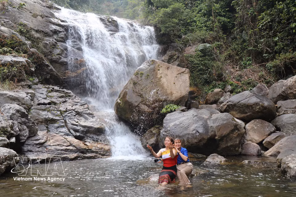 La cascada Lua está estrechamente relacionada con la vida de la comunidad de Ca Dong, en la región montañosa de Son Tay Ha. (Fuente: VNA)
