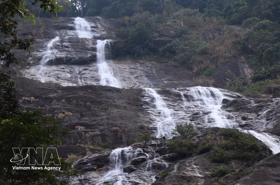 La cascada Lua tiene aproximadamente 300 metros de altura y consta de varios niveles; el agua cae en cascada por los acantilados como una cinta de seda que se extiende a lo largo de las paredes rocosas. (Fuente: VNA)