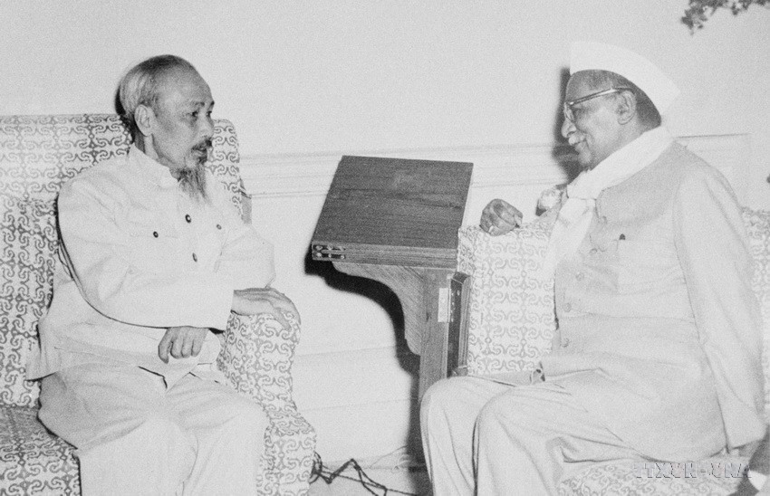El Presidente Ho Chi Minh se reunió con el presidente anfitrión Prasat durante su visita de amistad a la India, el 5 de febrero de 1958. (Fuente: VNA)
