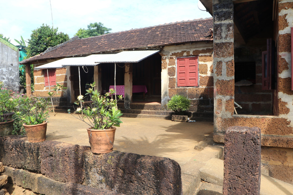 La casa está hecha enteramente de laterita por el habitante Nguyen Ngoc Thanh en la aldea de Van Tuong, comuna de Binh Hai, distrito de Binh Son, provincia de Quang Ngai. (Fuente: VNA)