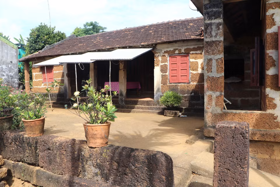 La casa está hecha enteramente de laterita por el habitante Nguyen Ngoc Thanh en la aldea de Van Tuong, comuna de Binh Hai, distrito de Binh Son, provincia de Quang Ngai. (Fuente: VNA)