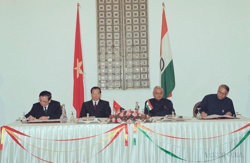 El secretario general del Partido Comunista de Vietnam, Nong Duc Manh, y el primer ministro indio, Atal Bihari Vajpayee, presenciaron la ceremonia de firma de la "Declaración Conjunta sobre el Marco de Cooperación Integral entre ambas naciones al entrar en el siglo XXI", realizada el 1 de mayo de 2003 en Nueva Delhi. (Fuente: VNA)