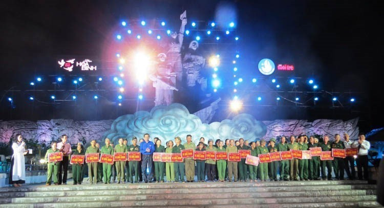 Entregaron 60 libretas de ahorro a excombatientes voluntarios del Ejército de Truong Son, en el marco del programa "Juventud vietnamita: una historia de paz" (16 de mayo de 2019). (Fuente: VNA)