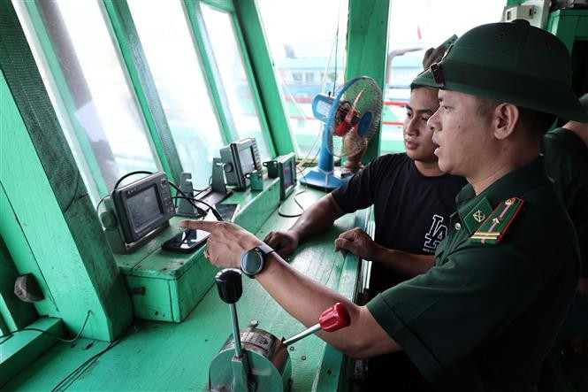 Oficiales y soldados de la Estación de Guardia Fronteriza de Son Tra (Comando de la Guardia Fronteriza de la ciudad de Da Nang) revisan equipos de comunicación en embarcaciones de los pescadores. (Fuente: VNA)