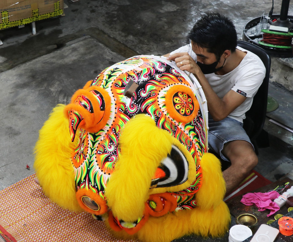 Truong Nhu Rem, de la calle de Tran Hung Dao, barrio de Phu Xuan, ciudad de Hue, está cumpliendo el trabajo de creación de una gran cabeza de león. (Fuente: VNA)
