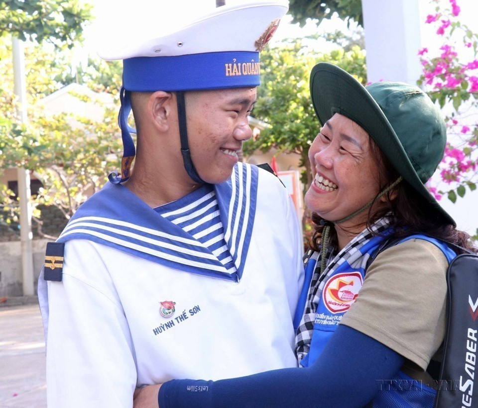 La alegría de recibir a su madre del joven soldado Huynh The Son en la isla Sinh Ton. (Fuente: VNA)