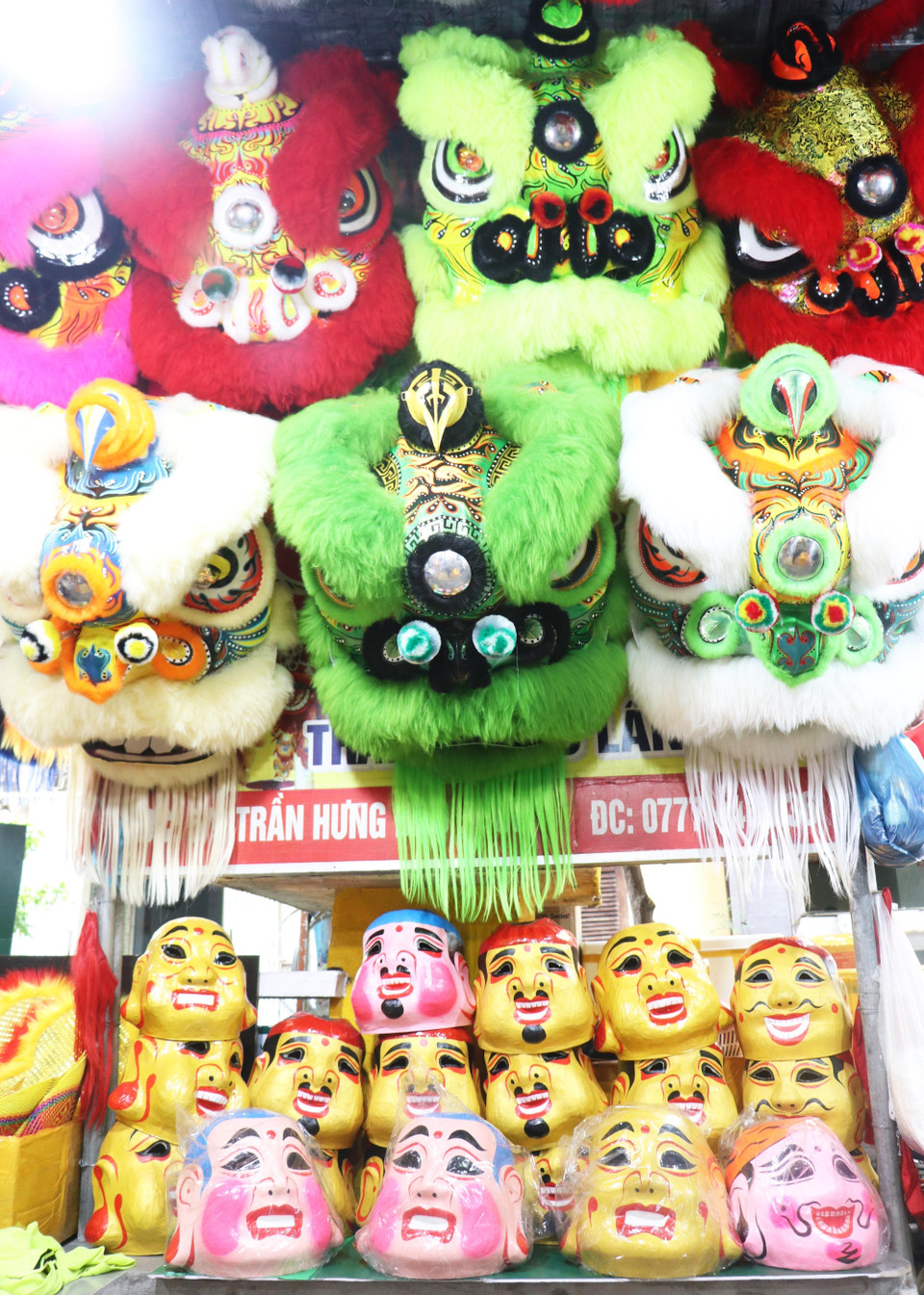 La gran cabeza de león y el rostro del Dios de la Tierra están hechos a mano por el artesano Truong Nhu Rem, habitante de la calle de Tran Hung Dao, barrio de Phu Xuan. (Fuente: VNA)