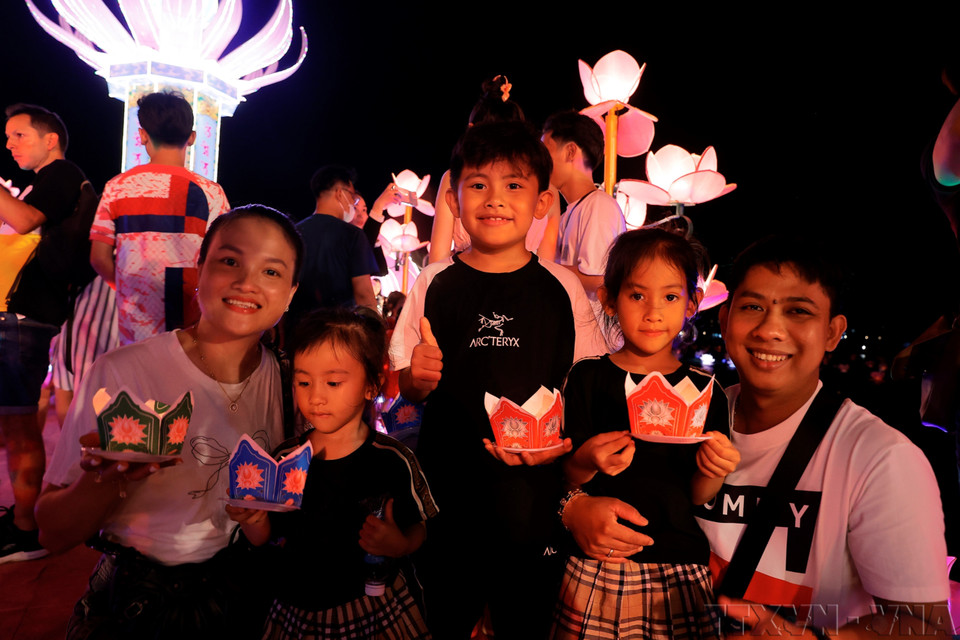 Una familia participa en el lanzamiento de linternas de flores en la Semana del Festival Internacional de Artes de Hue 2024. (Fuente: VNA)
