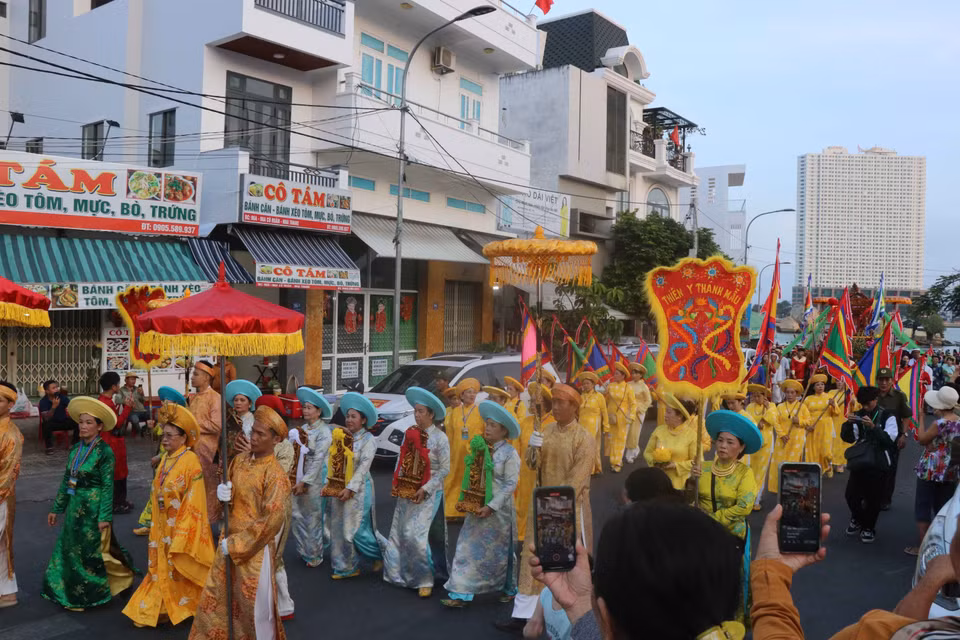 La ceremonia de procesión de la Diosa Madre atrae a un gran número de personas y turistas. (Fuente: VNA)