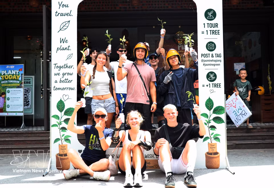 Los turistas extranjeros participan con entusiasmo en el programa de plantación de árboles, contribuyendo al reverdecimiento de la meseta rocosa de Dong Van. (Fuente: VNA)