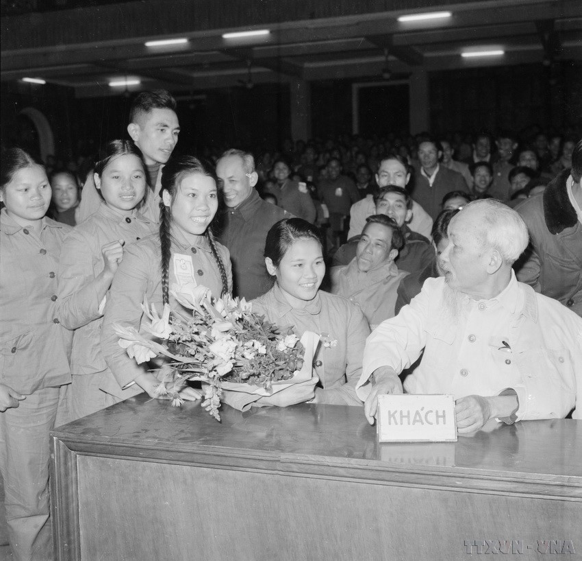 El Presidente Ho Chi Minh habló con los delegados del Congreso de Emulación de Jóvenes Voluntarios para la lucha contra Estados Unidos con vistas a salvar al país (enero de 1967). (Fuente: VNA)