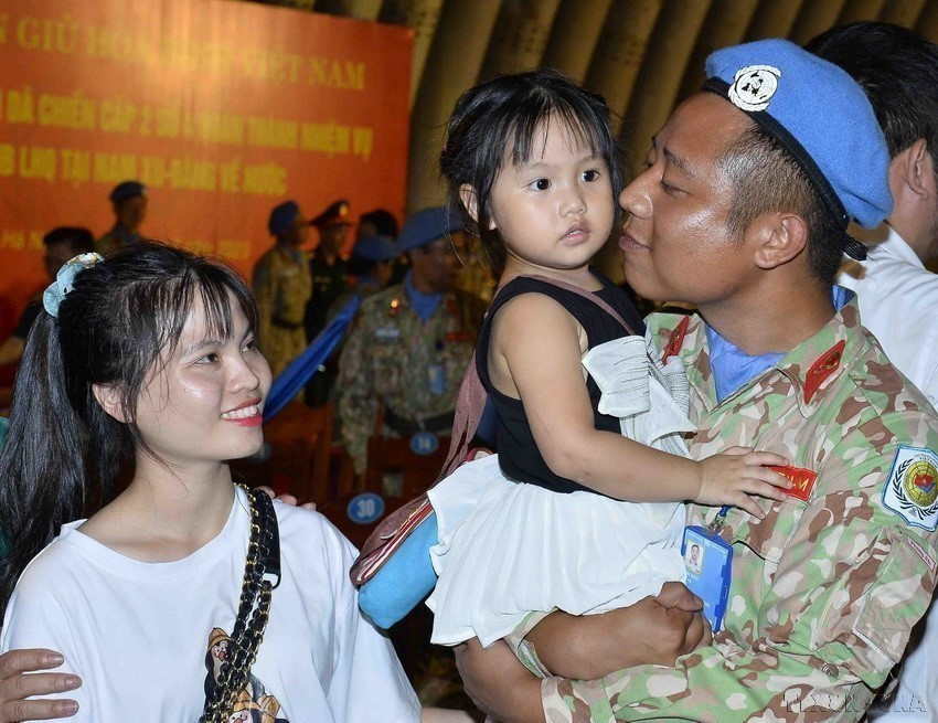 La alegría de los oficiales, médicos y enfermeras del cuarto hospital de campaña de segundo nivel de Vietnam al reencontrarse con sus familiares después de un año de trabajo en la Misión de Mantenimiento de la Paz de las Naciones Unidas en Sudán del Sur. (Fuente: VNA)