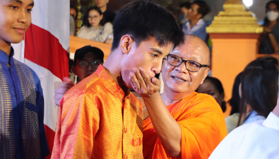 Ritual de alimentación con arroz glutinoso tierno aplanado en la ceremonia de adoración a la luna. (Fuente: VNA)