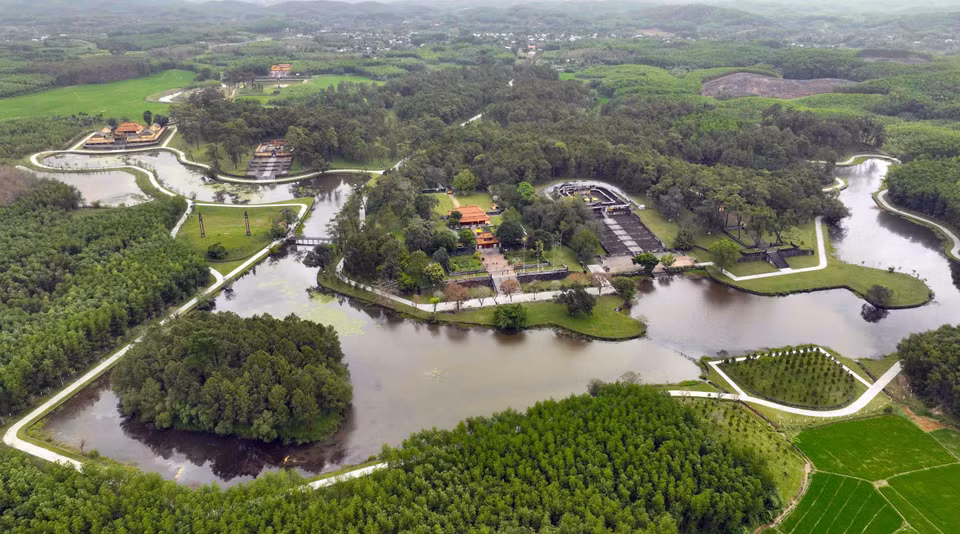 La tumba de Gia Long (Thien Tho Lang), construida durante seis años (1814-1820), tiene la posición de feng shui más hermosa entre las tumbas de la dinastía Nguyen que se encuentra en la aldea de Dinh Mon, comuna de Huong Tho, ciudad de Hue. Este es el lugar de descanso del rey que fundó la dinastía Nguyen y de la reina Thua Thien Cao. (Fuente: VNA)