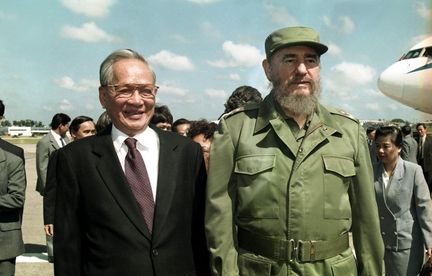 El presidente de los Consejos de Estado y de Ministros de la República de Cuba, Fidel Castro, recibió al presidente vietnamita, Le Duc Anh, en el Aeropuerto Internacional José Martí, durante su visita oficial de amistad al país caribeño del 12 al 17 de octubre de 1995. (Foto: VNA)