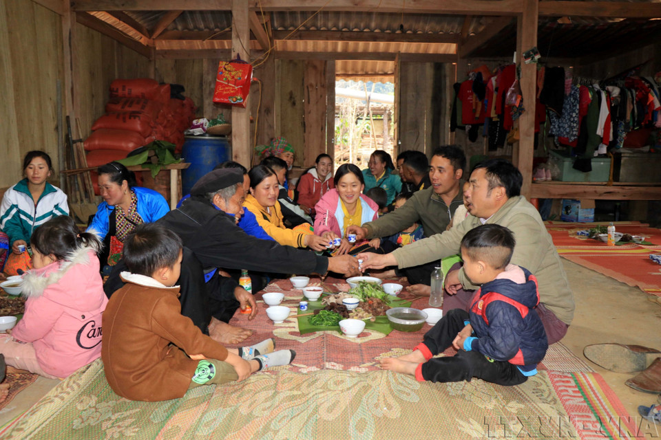 Generaciones de una familia del grupo étnico Mong en el distrito de Bac Yen, provincia de Son La, se reúnen alrededor de la bandeja de comida del Tet (Nuevo Año Lunar). (Fuente: VNA)