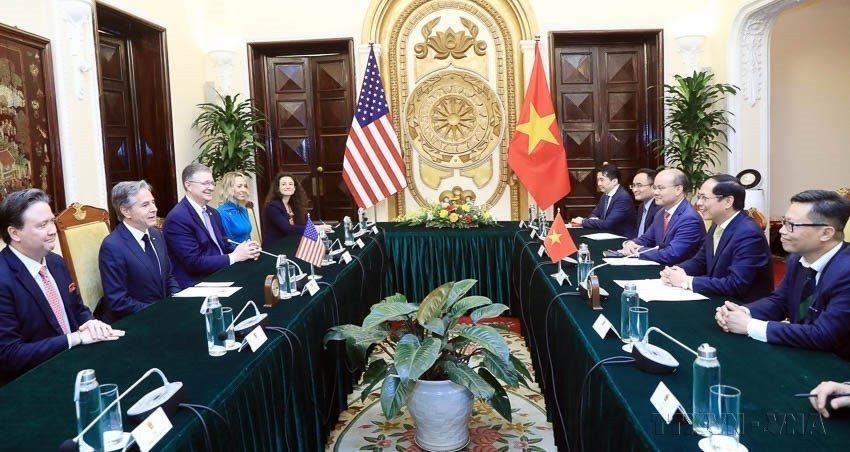 El ministro de Relaciones Exteriores de Vietnam, Bui Thanh Son, mantuvo conversaciones con el secretario de Estado de Estados Unidos, Antony Blinken, durante su visita a Vietnam del 14 al 16 de abril de 2023. (Fuente: VNA)