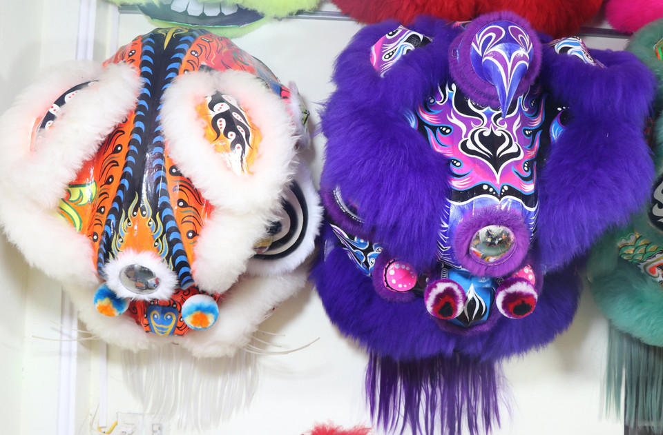 Cabeza de león grande y colorida creada por Truong Nhu Rem, habitante de la calle de Tran Hung Dao, barrio de Phu Xuan, ciudad de Hue. (Fuente: VNA)